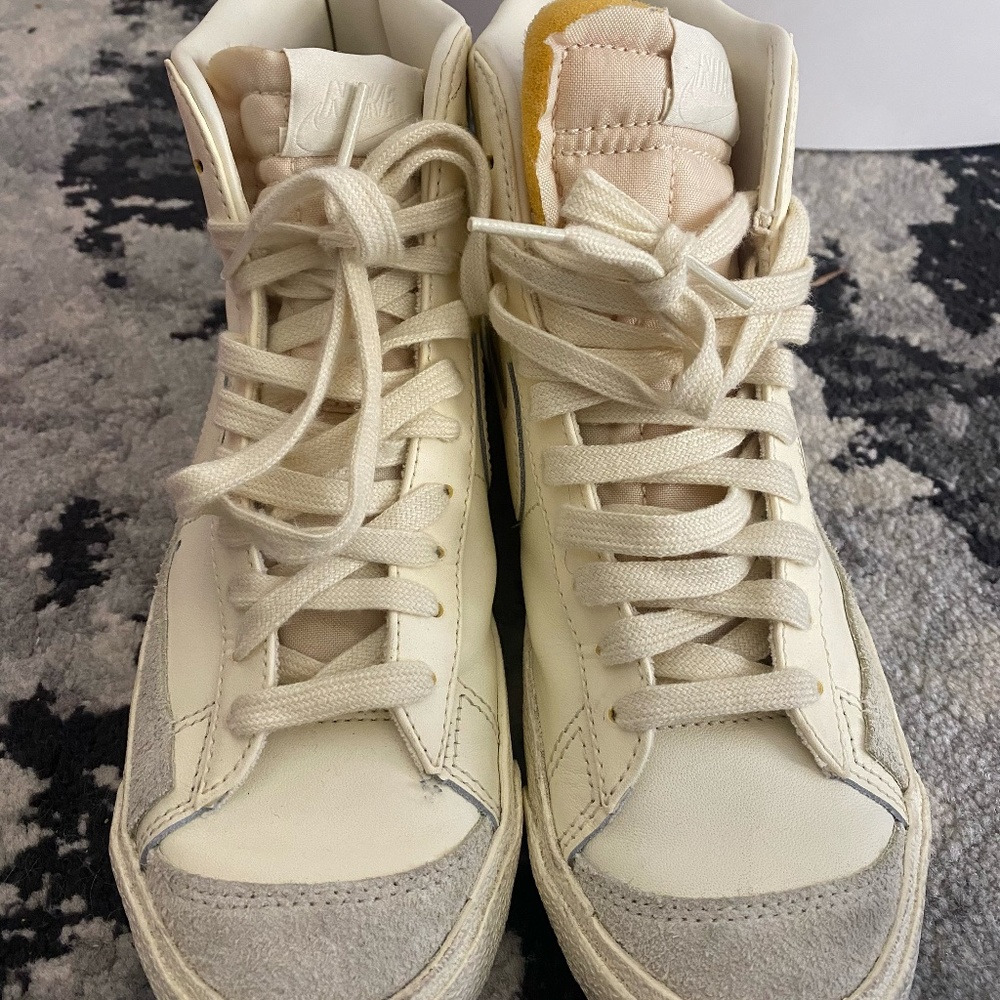 White Nike Blazer's Size 7